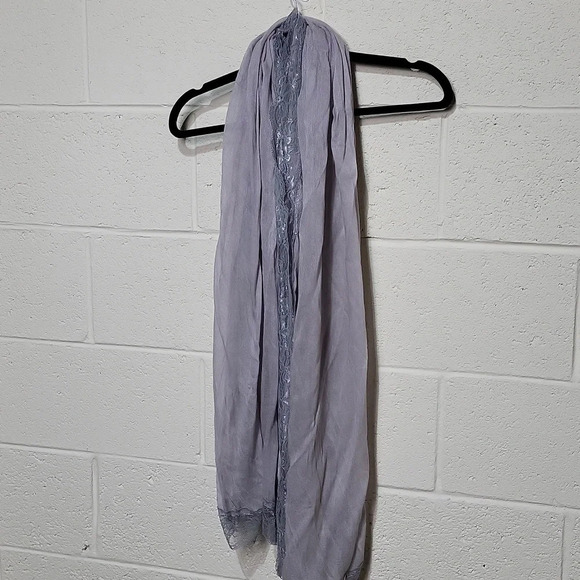 Light Grey Scarf with lace trim NWT Charming Charlie's - Picture 4 of 6